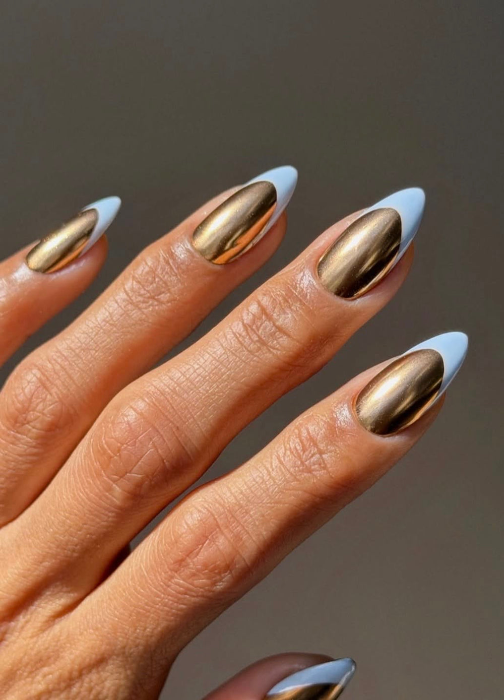 Uñas press-on Gold French de Conde Nails. Clásico french con detalles dorados, acabado premium de salón. ¡Elegá y brillante en minutos!