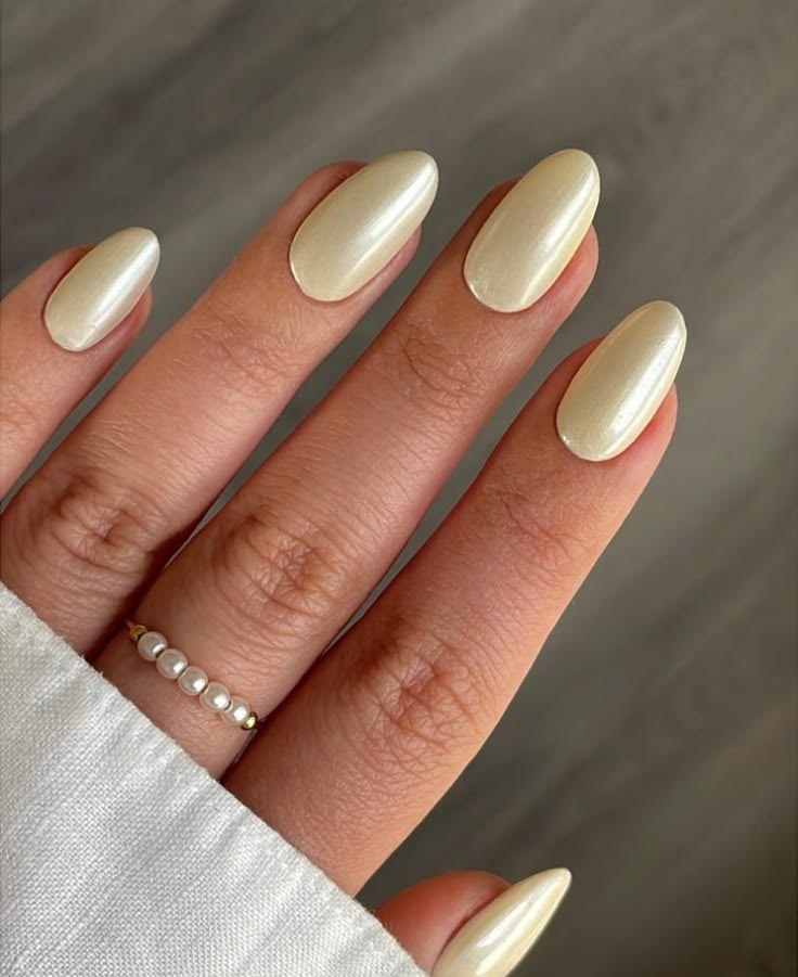 Uñas Butter Glazed, amarillo manteca perlado