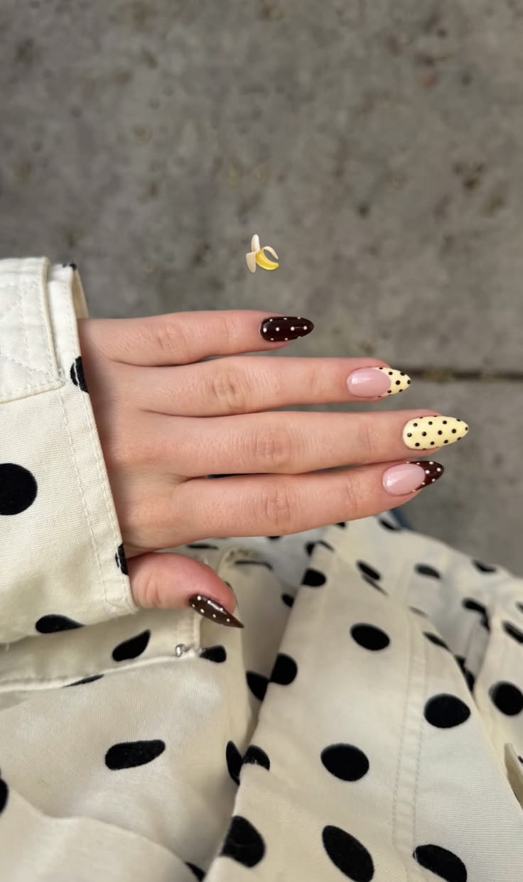 Uñas Dot Spring, lunares chocolate y amarillo