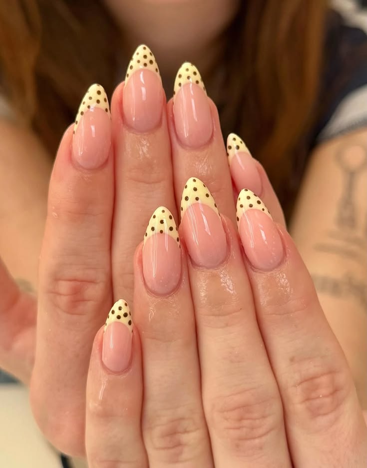 Uñas French Yellow Dot, punta amarilla con lunares