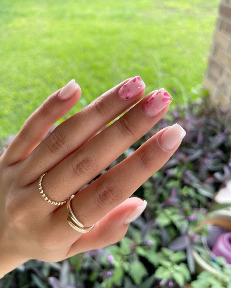 Uñas Milky Flower, nude lechoso con flores rosas